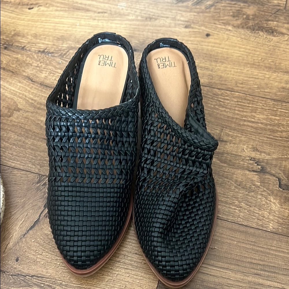 Time and Tru Women's Black Woven Shoes